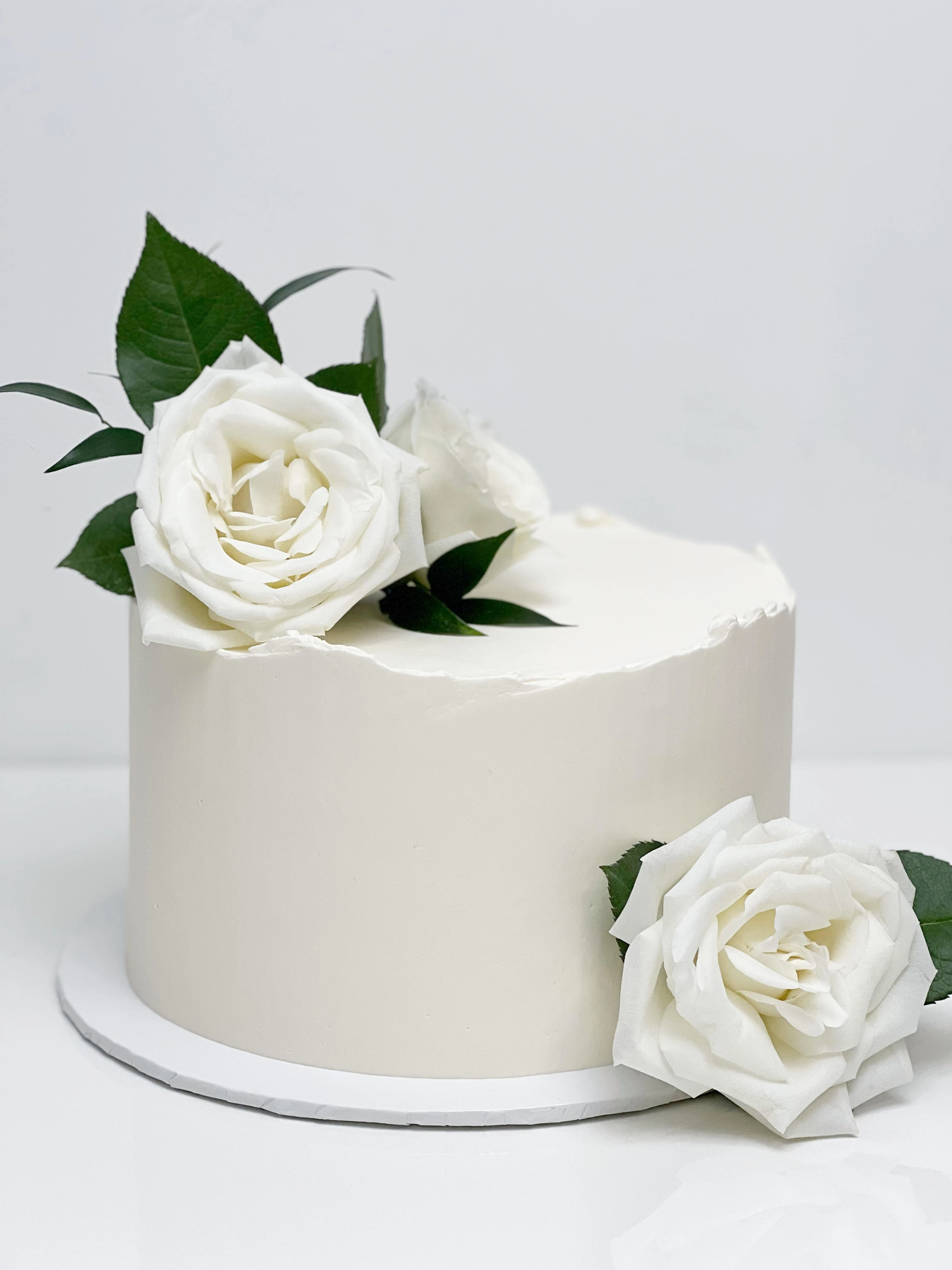 1 tier white cake with white florals
